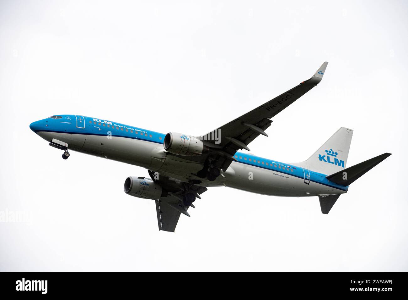 Amsterdam Paesi Bassi 24 gennaio 2024 aerei atterrano all'aeroporto di Schiphol. KLM Boeing 737-8K2 PH-BGC dutch, nl, vliegtuig, flugzeug, aankomst, arrivo, aereo, Foto Stock