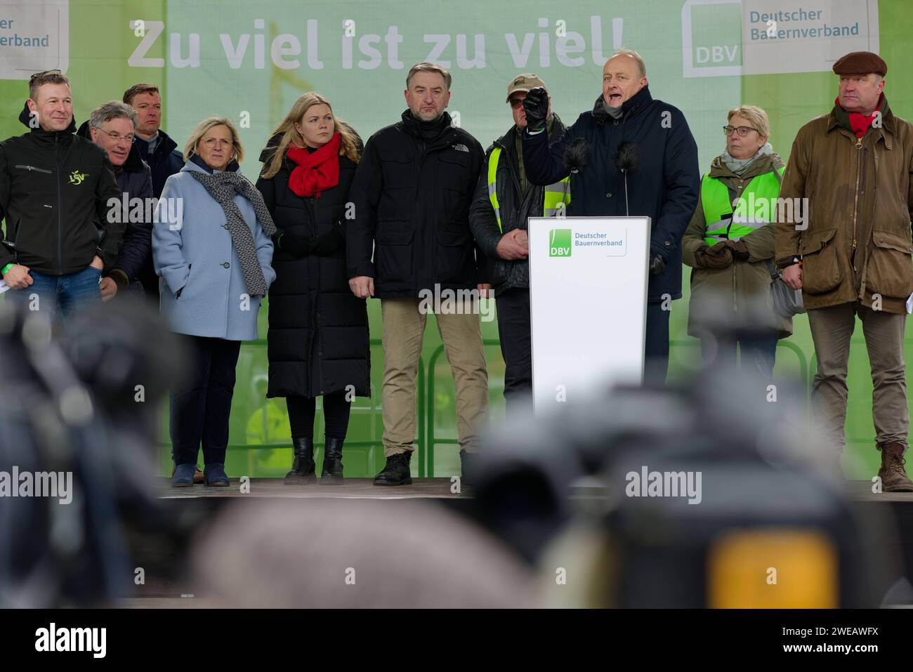 Berlino, Deutschland, DEU - Bauerndemonstration gegen die Agrarpolitik der Bundesregierung 15.01.2024, Berlino, Deutschland, DEU - Bauerndemonstration gegen die Agrarpolitik der Bundesregierung. Landwirte, Handwerker, Spediteure und Angehörige des Transportgewerbes demonstrieren mit ihren Traktoren und Lastkraftwagen auf der Straße des 17. Juni. Protesta dell'IHR richtet sich gegen die Abschaffung des subventionierten Agrardiesels und die Aufhebung der Kfz-Steuerbefreiung für Landwirte. Günther Felßner, Praesident des Bayerischen Bauernverbandes sowie Joachim Rukwied Praesident des Deutschen Bauernver Foto Stock