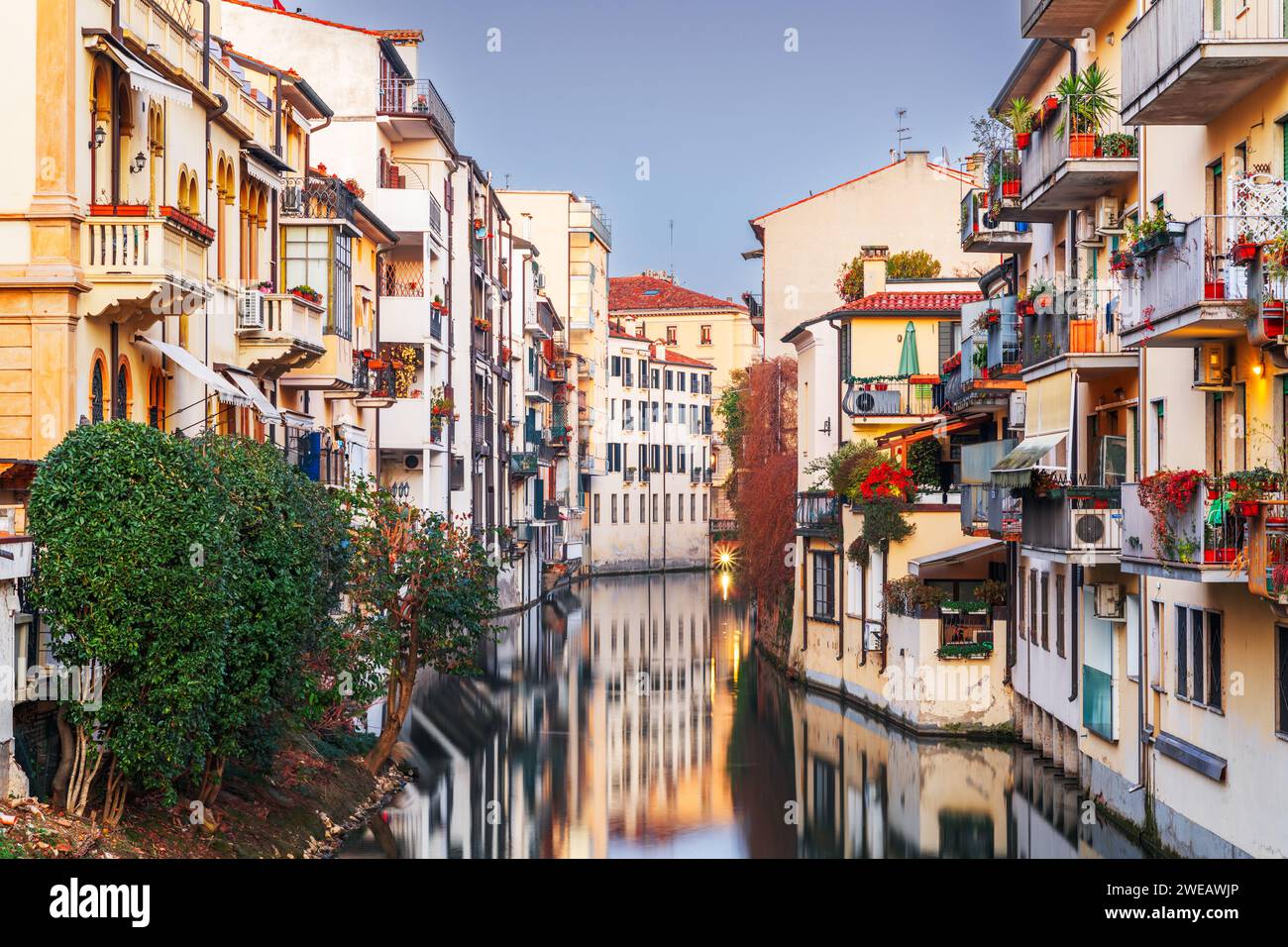 Padova, canali e edifici italiani al crepuscolo. Foto Stock