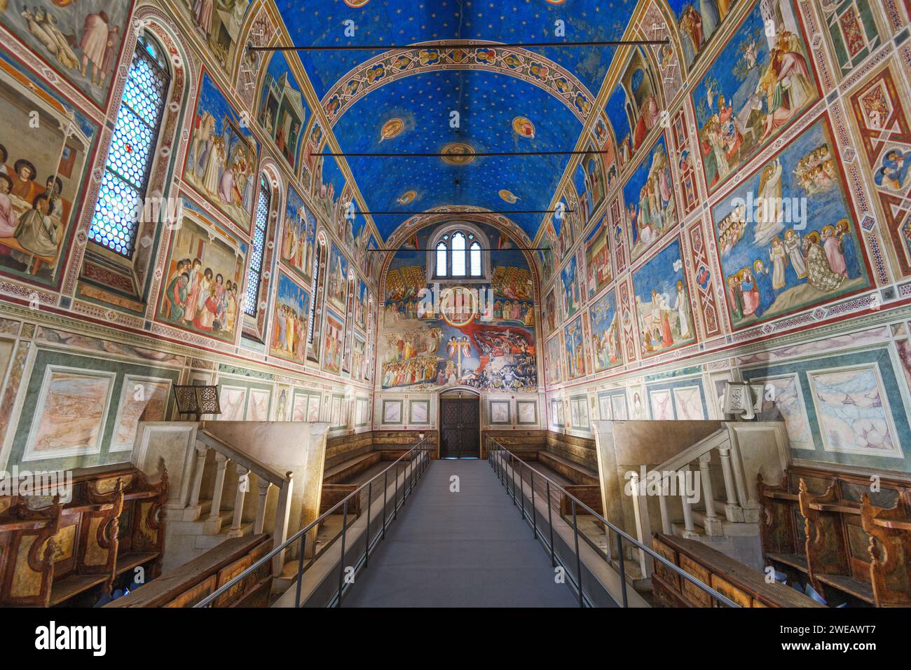 PADOVA, ITALIA - 17 GENNAIO 2022: All'interno della Cappella degli Scrovegni con affreschi del Giotto del 14th° secolo. Foto Stock