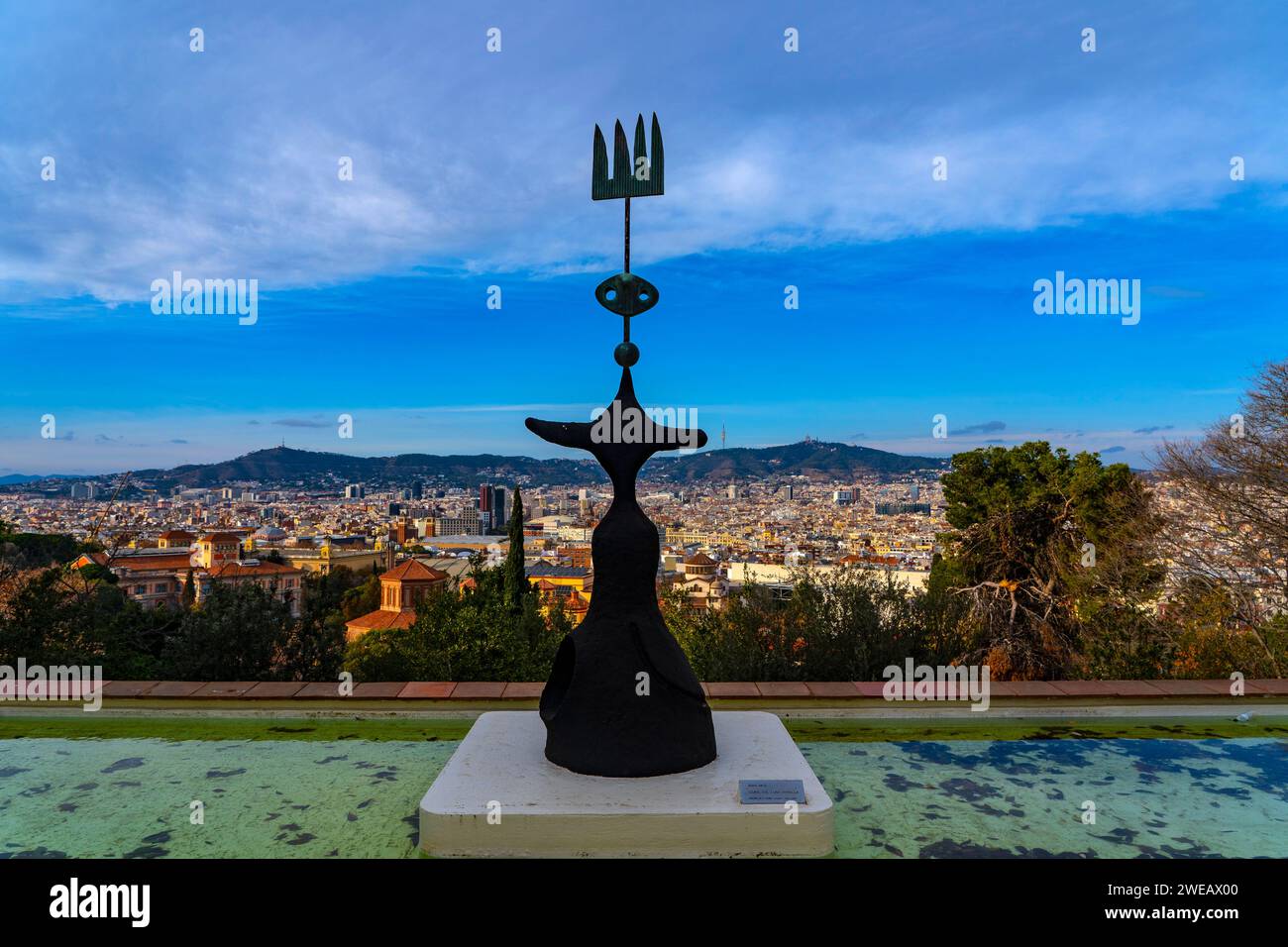 Sole, Luna e una stella (1968). Studia un monumento offerto alla città di Barcellona. Fundacio Joan Miro, Montjuic, Barcellona. Vista di Barcellona Foto Stock