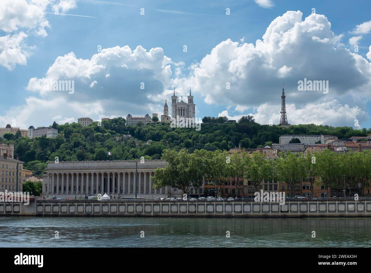 Lione, Francia, 2023. La basilica di Notre-Dame de Fourvière e il Tour Métallique de Fourvière viste dalla Presqu'île nel secondo arrondissement Foto Stock