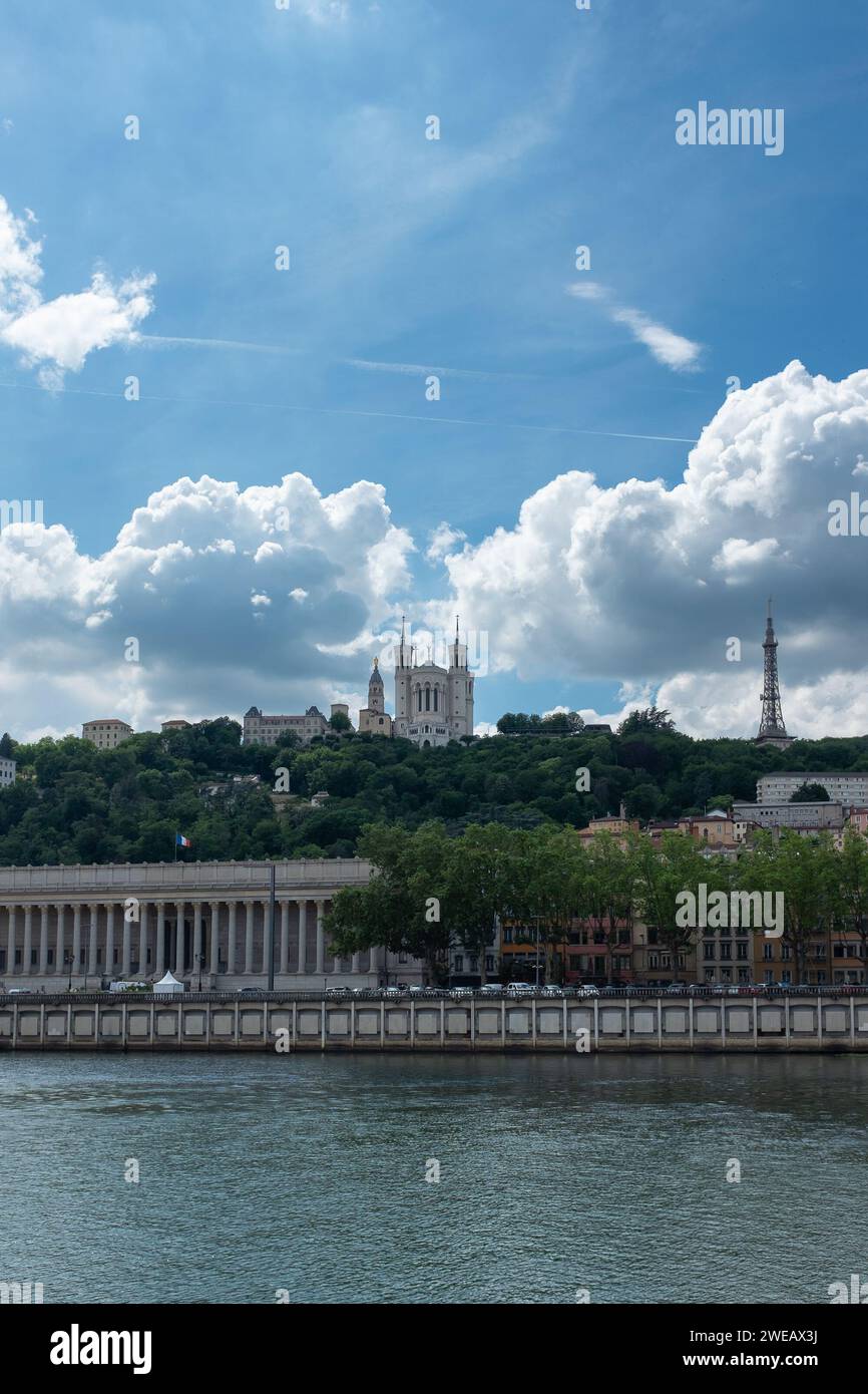 Lione, Francia, 2023. La basilica di Notre-Dame de Fourvière e il Tour Métallique de Fourvière viste dalla Presqu'île (verticale) Foto Stock