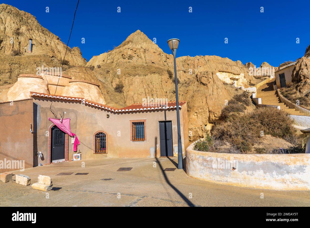 Casa scolpita nella roccia a Guadix (Spagna) Foto Stock