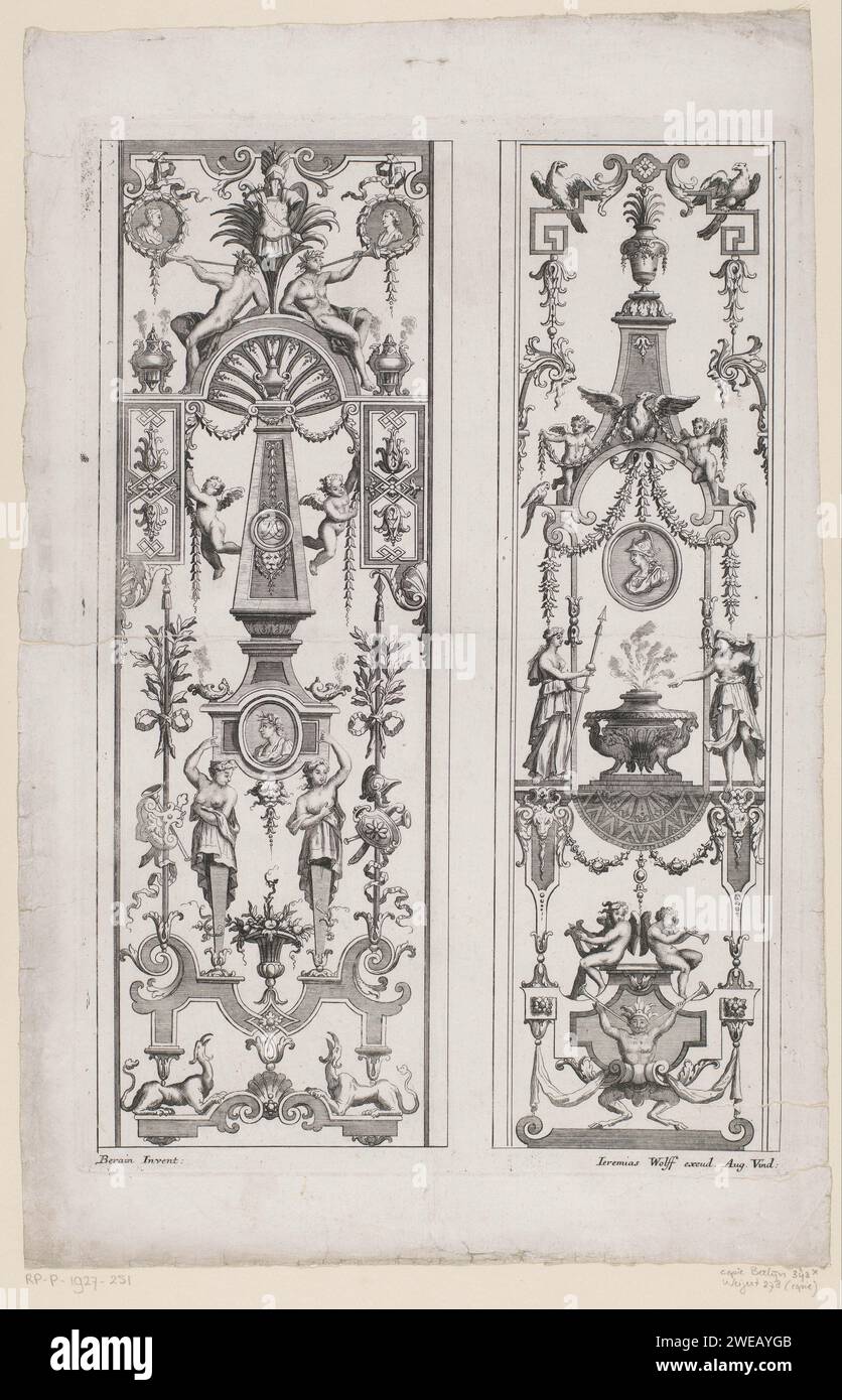 Composizioni con obelisco e recipiente fumante, anonimo, dopo Jean Berain (le Vieux), 1686 - 1724 stampano Una composizione decorativa composta da due pannelli con treccia. Sopra un'imbracatura tra due medaglioni e due figure sedute che soffiano ciecamente sulle trombe. Sotto di esso un obelisco come piedistallo per un vaso, Putti sta volando con le ghirlande a sinistra e a destra. Due Caratives portano l'obelisco. Due persone simili a un drago in fondo. Sulla destra c'è un vaso su un piedistallo sopra un arco con aquila e putti. Un medaglione con un ritratto pende sopra un recipiente fumante sotto l'arco. C'è una mezza -na Foto Stock