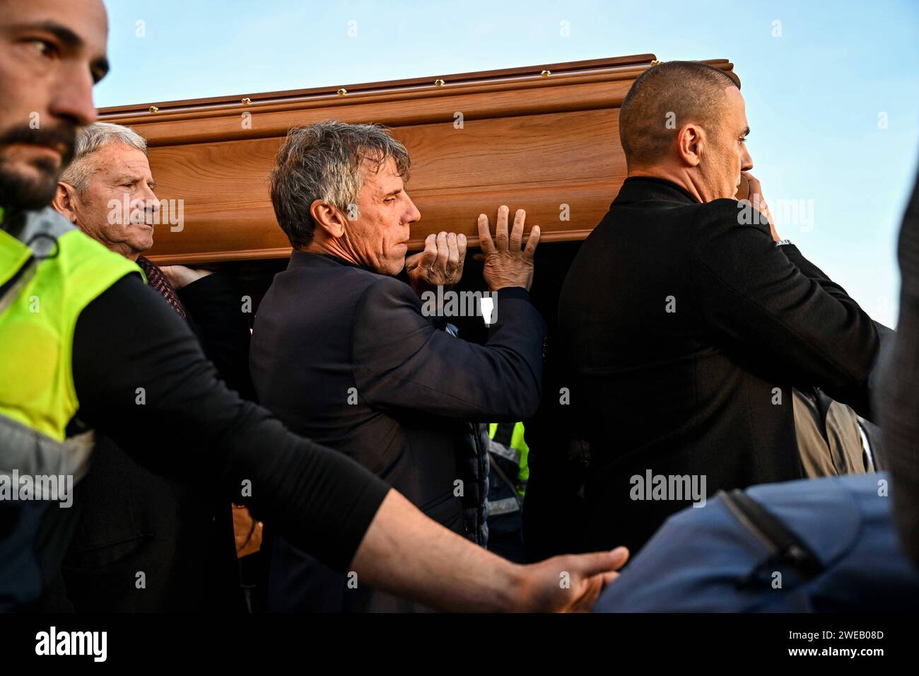 News - funerale di Gigi Riva Gianfranco Zola porta la Bara di Gigi Riva Coffin durante i funerali di Gigi Riva, News a Cagliari, Italia, 24 gennaio 2024 Cagliari nostra Signora di Bonaria Italia Copyright: XLuigixCanux/xLiveMediax LPN 1211105 Foto Stock