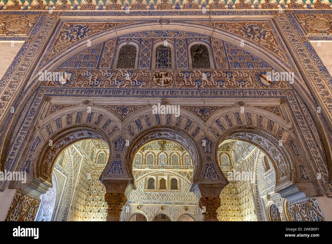 Arco decorato in stile arabo all'interno dell'Alcazar di Siviglia (Spagna) Foto Stock