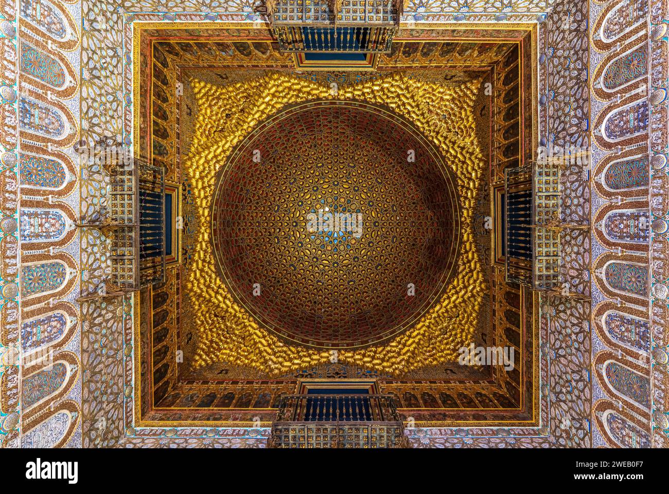 Soffitto decorato all'interno dell'Alcázar di Siviglia (Spagna) Foto Stock