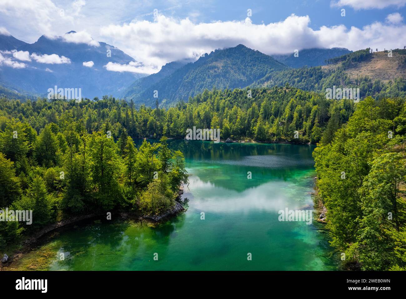 Aereo del lago di montagna Gruner SEE, lago verde in Stiria, Austria, in una chiara giornata autunnale Foto Stock