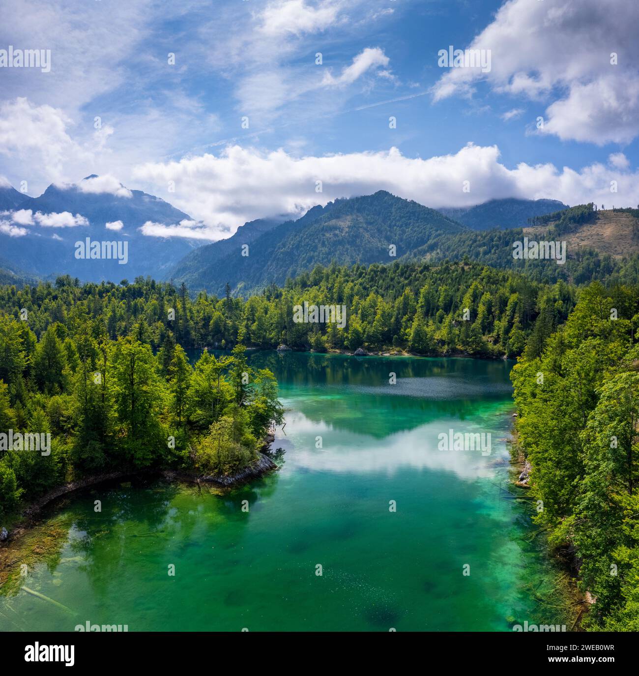 Aereo del lago di montagna Gruner SEE, lago verde in Stiria, Austria, in una chiara giornata autunnale Foto Stock