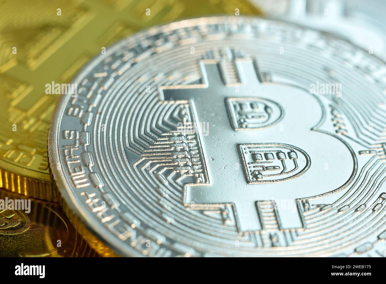 Monete di criptovaluta d'argento e d'oro con simbolo bitcoin. Concetto di criptovaluta e moneta virtuale. Primo piano Foto Stock