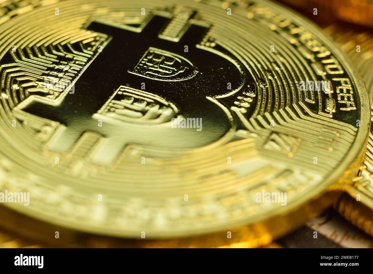 Primo piano delle monete d'oro in criptovaluta. Concetto di criptovaluta e moneta virtuale. Foto Stock