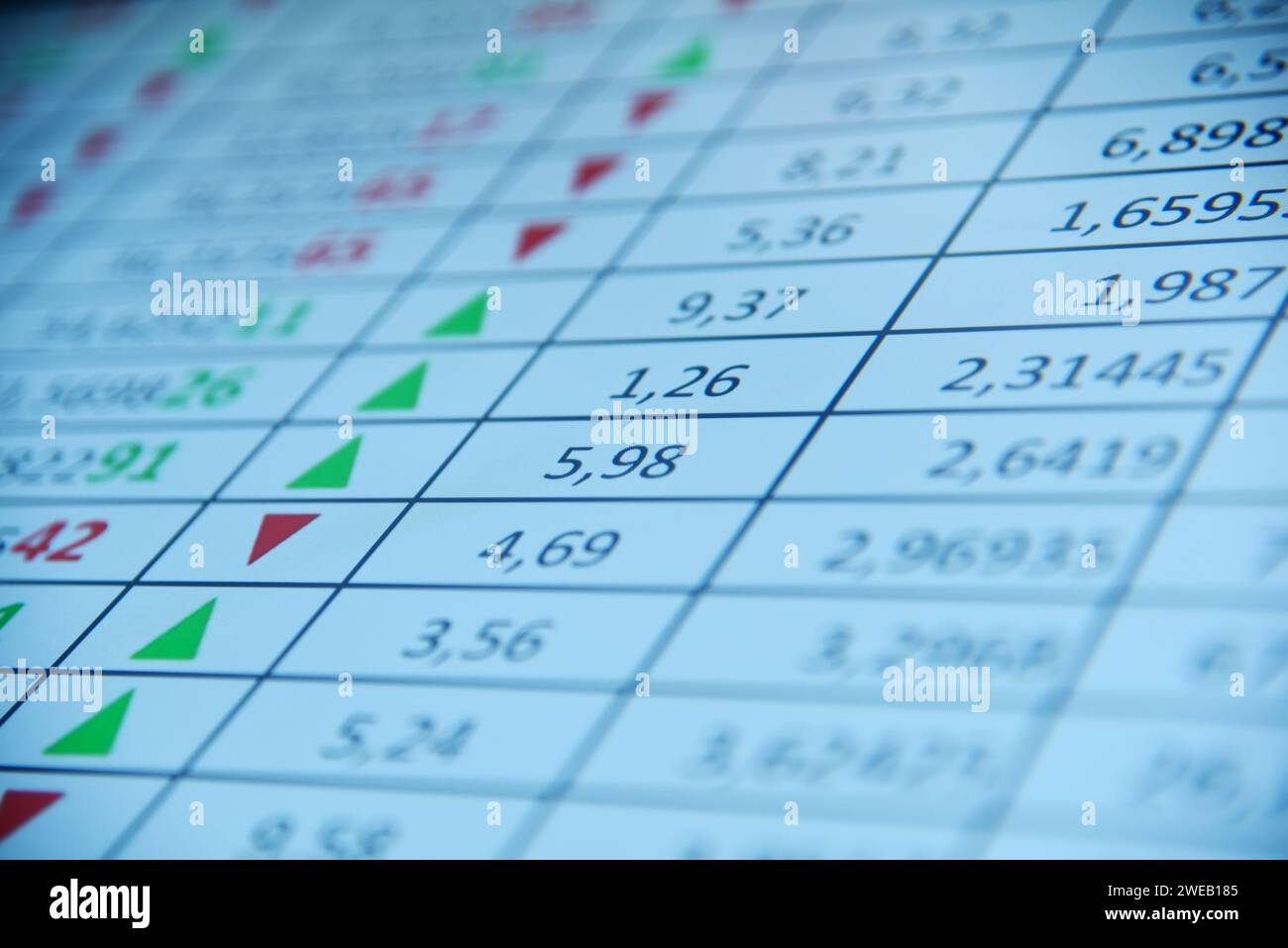 Primo piano della borsa e dei numeri sullo schermo. Concetto di narcotraffico di azioni finanziarie e big data. Foto Stock