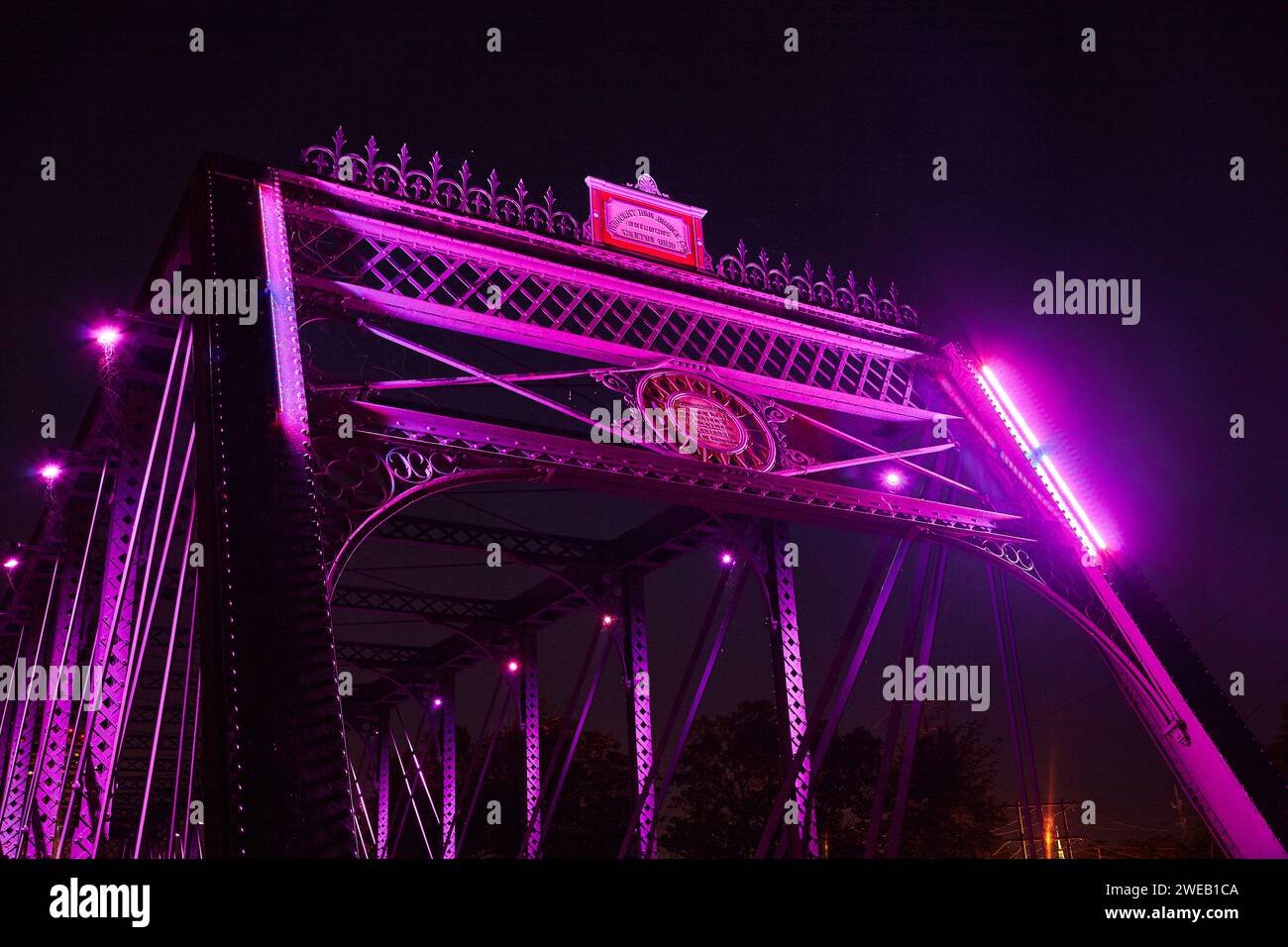 Ponte in acciaio viola illuminato di notte, angolo di visione basso Foto Stock
