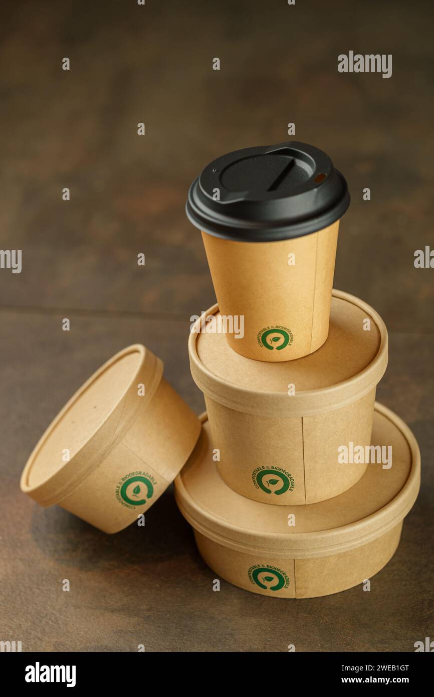 Bellissime scatole per la consegna in cartone, imballaggi ecologici, stile di vita sostenibile, design minimalista Foto Stock