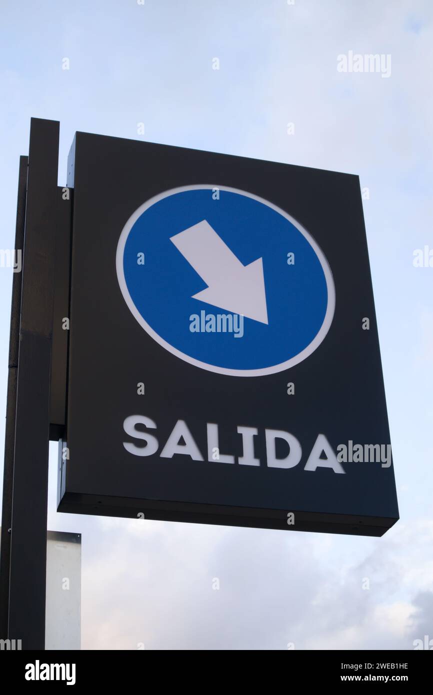 Primo piano di un cartello blu che indica l'uscita di un parcheggio in un supermercato ed è collocato su un palo alto con il cielo sullo sfondo Foto Stock Primo piano di un cartello blu che indica l'uscita di un parcheggio in un supermercato ed è collocato su un palo alto con il cielo sullo sfondo Foto Stock