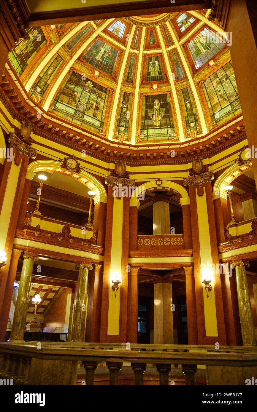 Sontuosi interni storici con cupola di vetro colorato colonne corinzie, Indiana Foto Stock