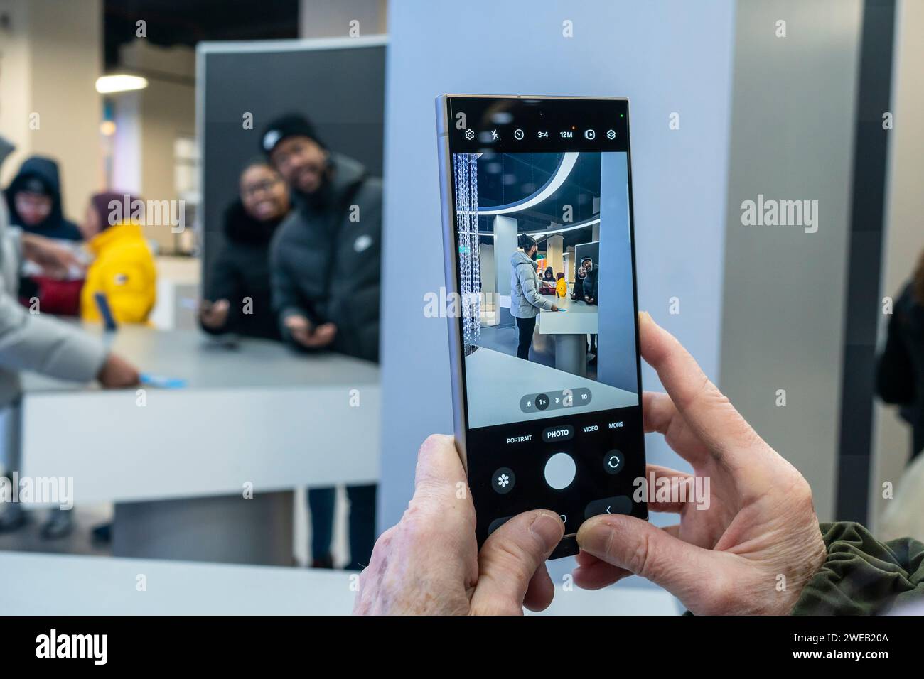 I visitatori del Samsung Galaxy Open Market in Herald Square a New York ammireranno lo smartphone Samsung Galaxy S24 Ultra sabato 20 gennaio 2024. Il nuovo smartphone è dotato di strumenti basati sull'intelligenza artificiale. (© Richard B. Levine) Foto Stock