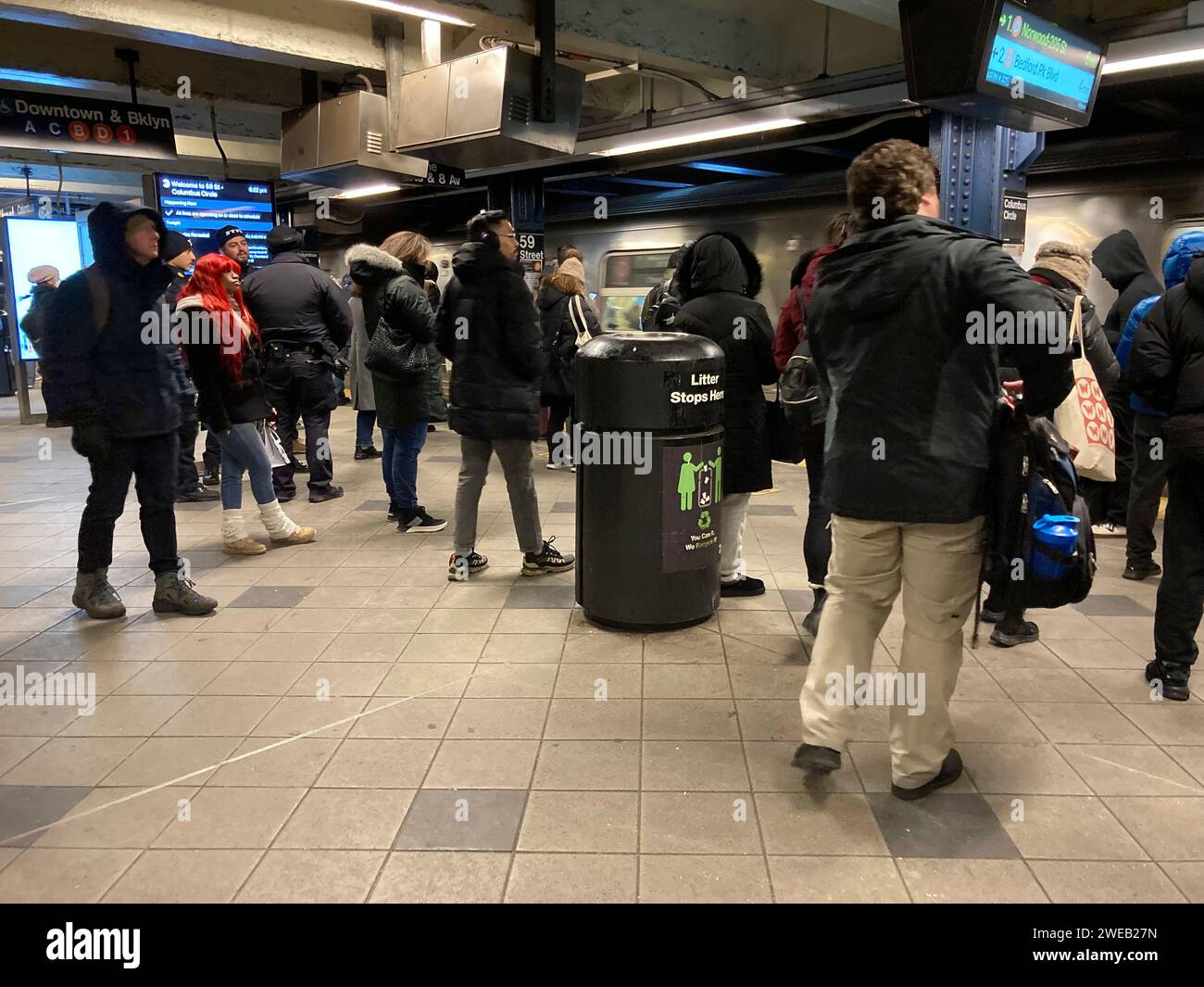 Affollata stazione 59th Street-Columbus Circle nella metropolitana di New York mercoledì 17 gennaio 2024. (© Frances M. Roberts) Foto Stock