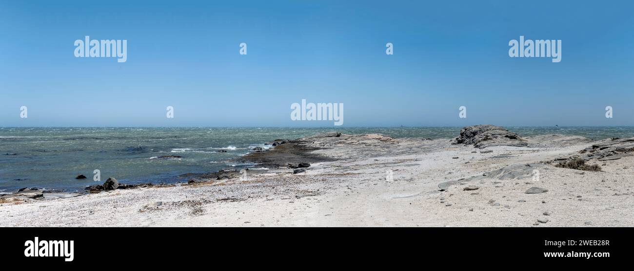 Paesaggio con rocce basaltiche e onde sulla costa dell'oceano Atlantico, girato con una luce brillante in tarda primavera a Diaz Point, Namibia, Africa Foto Stock