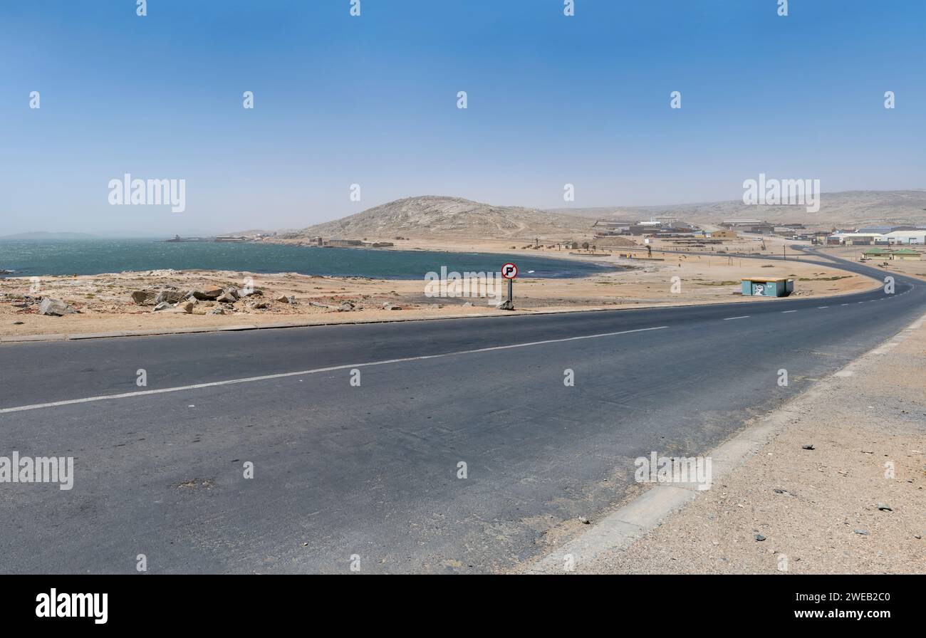 Paesaggio urbano con strada sulla riva e spiaggia di Agate nella città storica , scattato con luce brillante a tarda primavera a Luderitz, Namibia, Africa Foto Stock