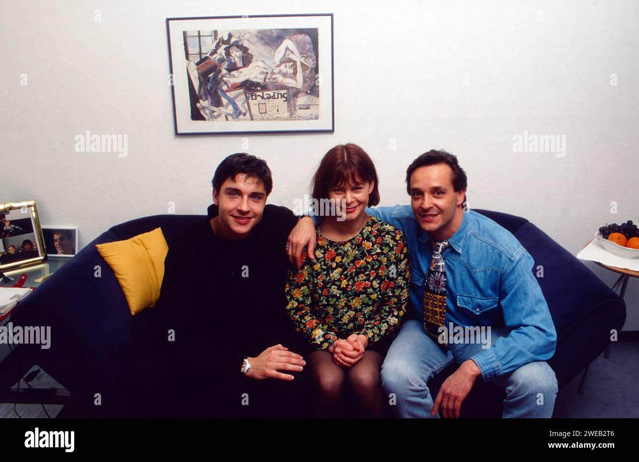 Die Schauspieler Oliver Bootz, Petra Blossey und Oliver Franke aus der serie 'Unter Uns' sitzen gemeinsam auf dem Sofa in Köln, Deutschland 1996 Foto Stock