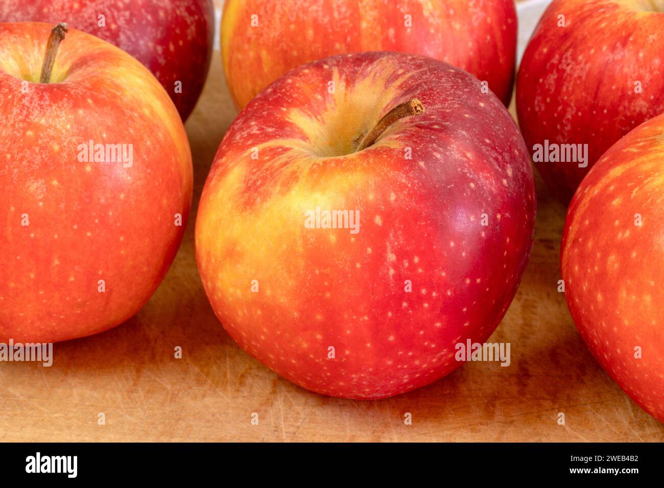 diverse mele rosse e gialle, primo piano Foto Stock