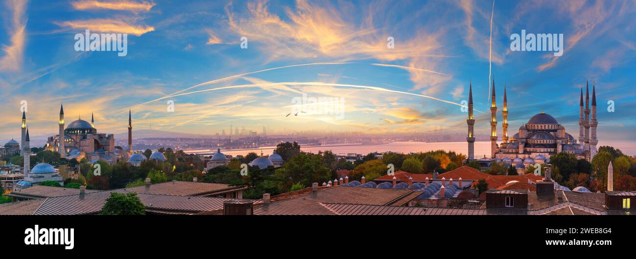 Tetti di Istanbul, Hagia Sophia e vista sulla Moschea Blu, splendido cielo di Istanbul, Turchia Foto Stock