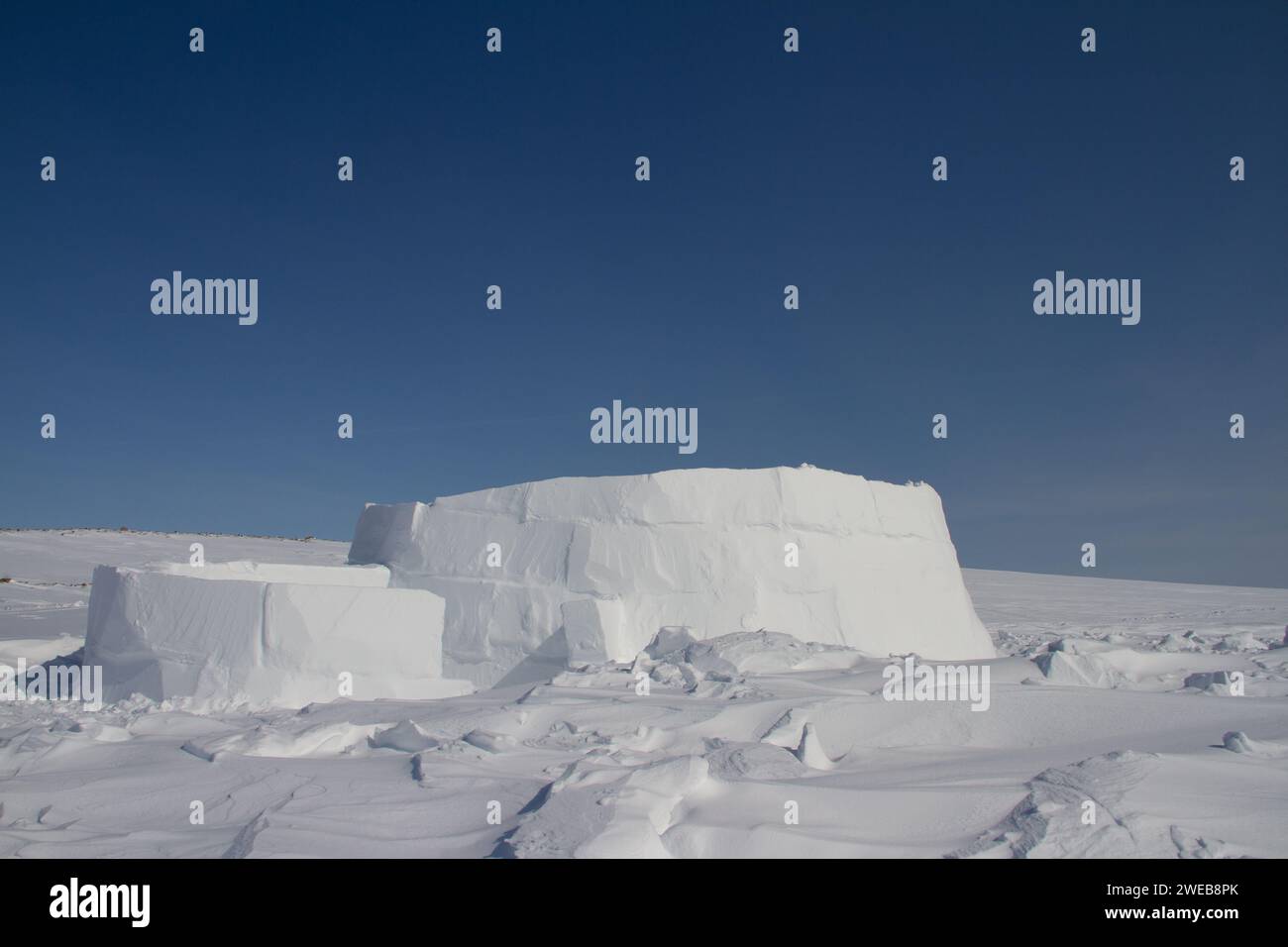 Gli inizi di un igloo, un rifugio sulla neve dagli aspri elementi invernali. Vicino ad Arviat, Nunavut, Canada Foto Stock