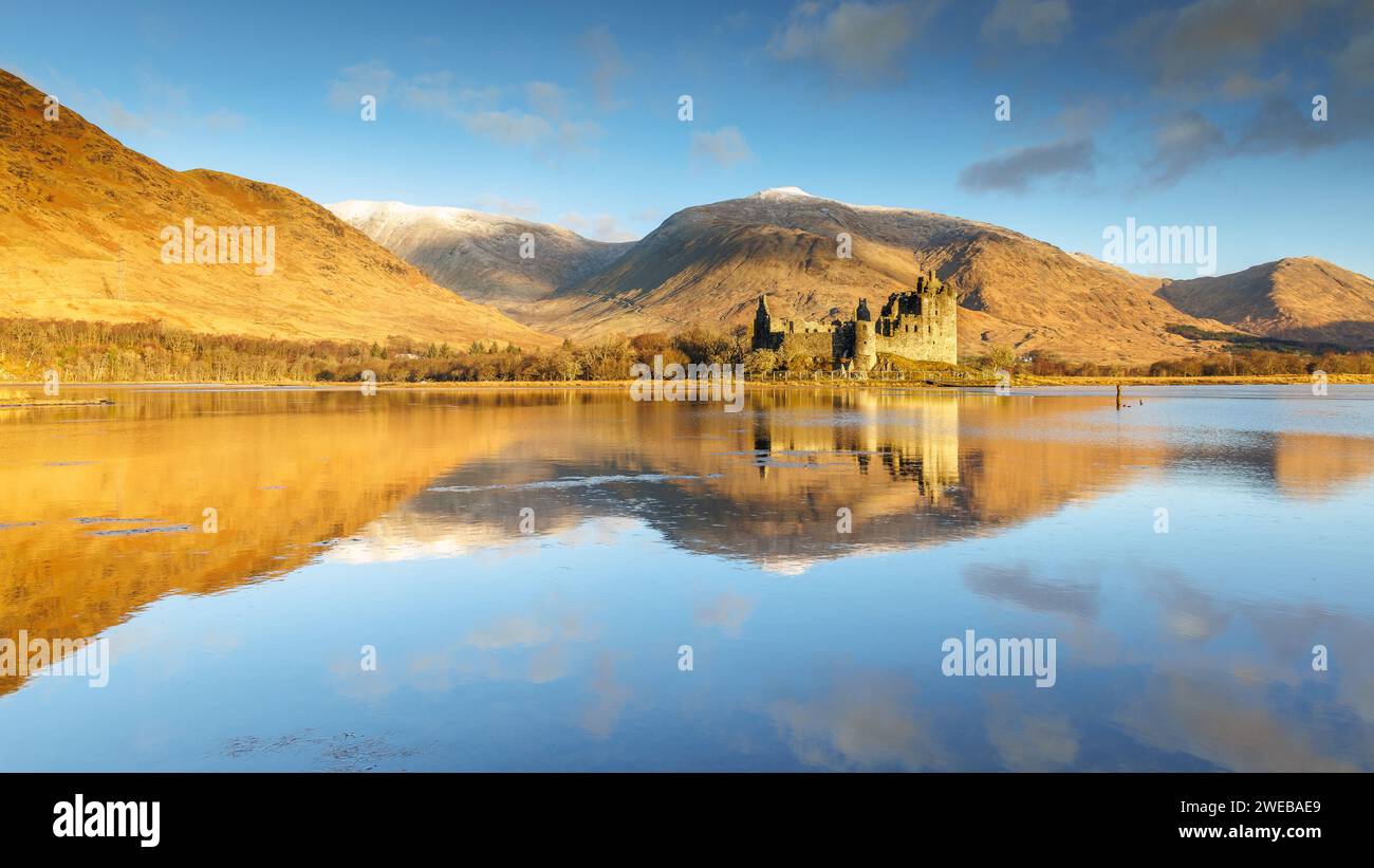 Splendidi riflessi del castello di Kilchurn a Loch Awe Foto Stock