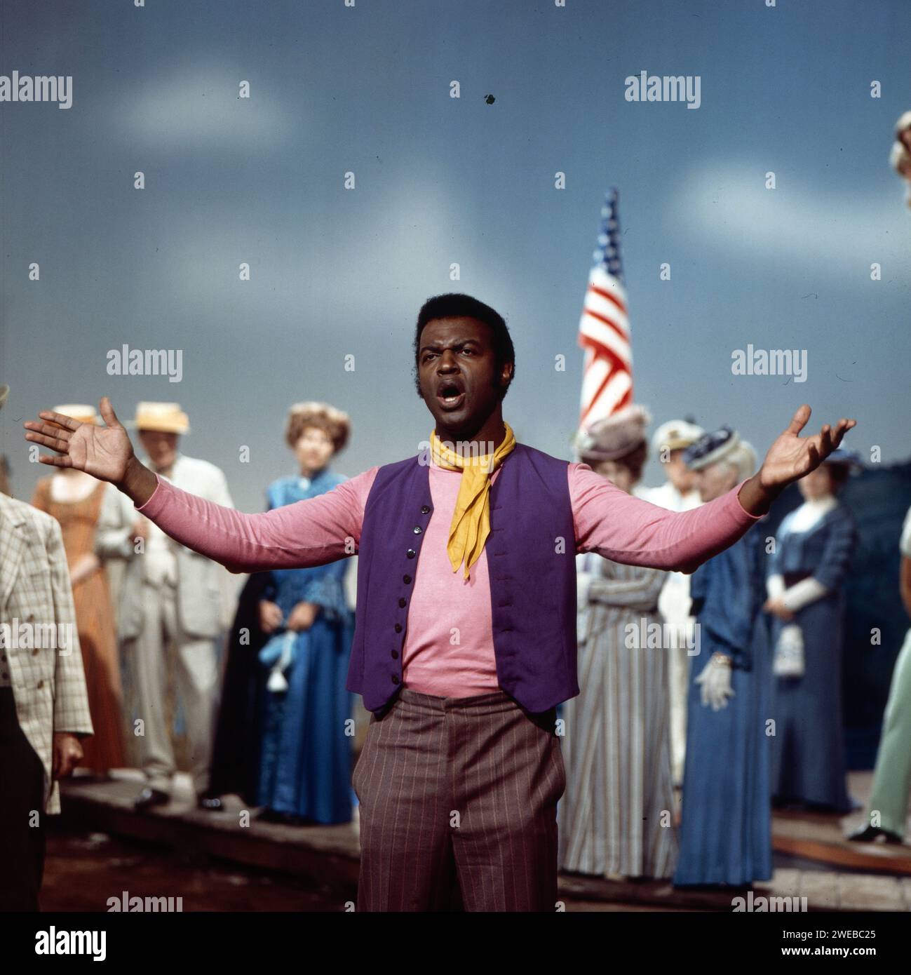 Erkennen Sie die Melodie, ZDF Quizsendung, Kandidaten raten Lieder und Melodien aus Oper, Operette und Musical, 1974, im Bild: Sänger John Swift als musikalischer Gast, Szene aus dem Musical Showboat Foto Stock