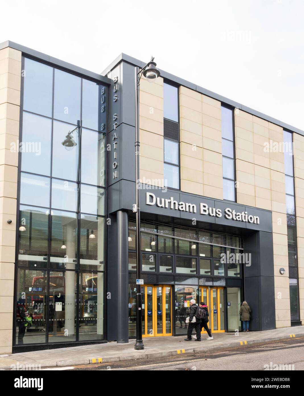 I passeggeri che entrano nella stazione degli autobus di Durham, ricostruita di recente, a Durham City, Inghilterra, Regno Unito Foto Stock