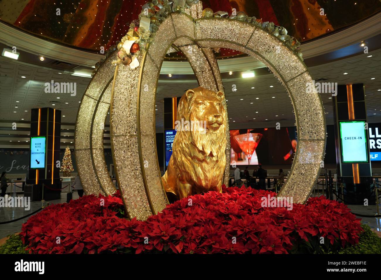 La mascotte dello studio cinematografico Metro-Goldwyn-Mayer Leo the Lion è circondata da ornamenti natalizi nella hall del MGM Grand hotel e casinò, venerdì 1 dicembre 2023, a Las Vegas. Foto Stock