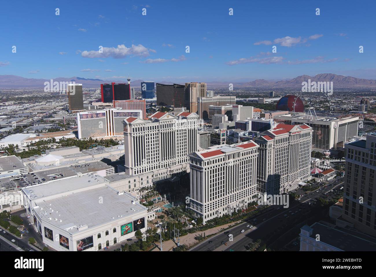 Una vista aerea generale del Caesars Palace hotel e casinò, venerdì 1 dicembre 2023, a Las Vegas. Foto Stock