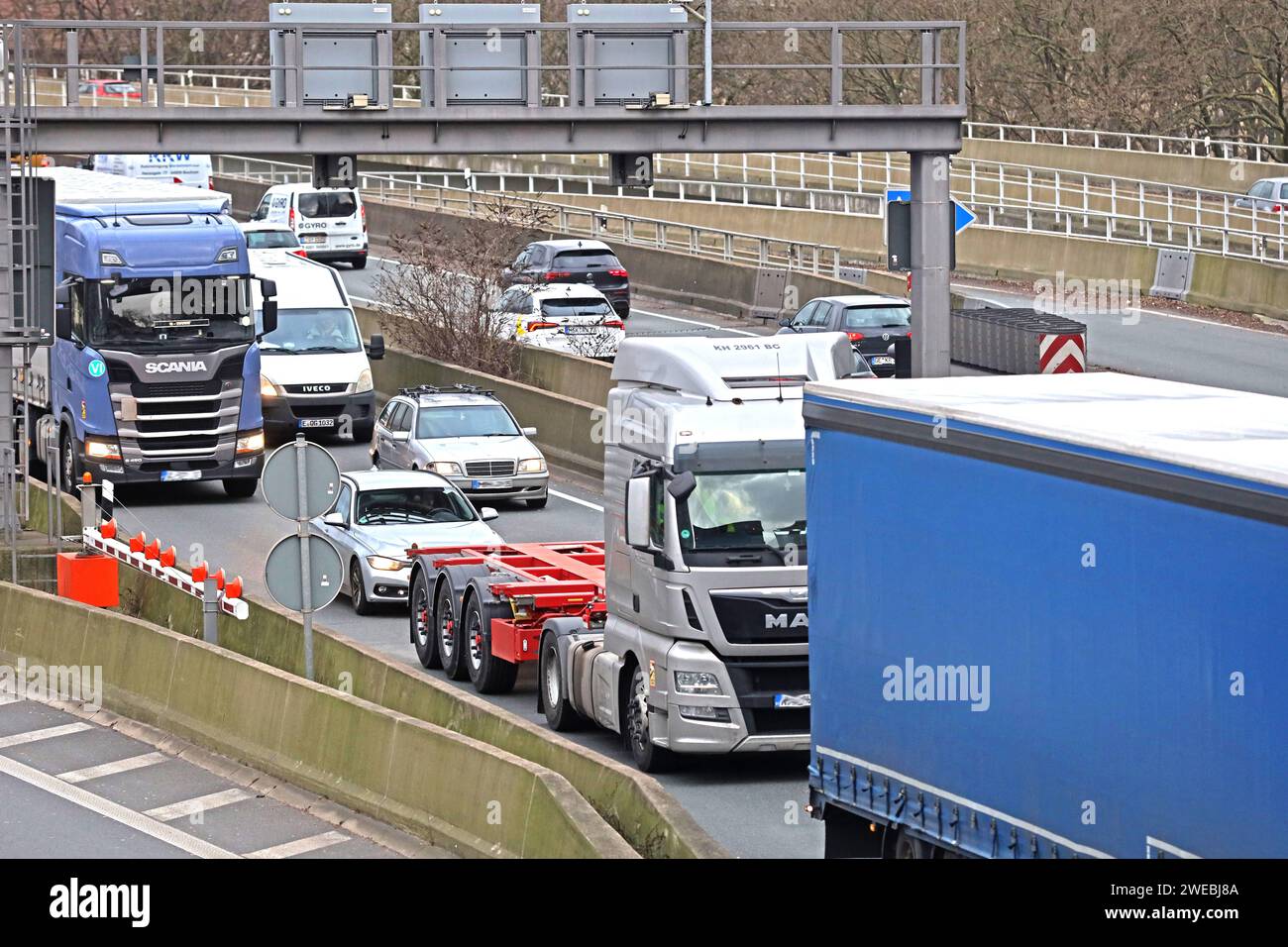 Verkehr auf der A40 und Streik der Lokomotivführer Stausituation während des Streiks der Gewerkschaft Deutscher Lokomotivführer GDL auf der ohnehin stark befahrenen A40 im Ruhrgebiet. Essen Nordrhein-Westfalen Deutschland A40 *** il traffico sulla A40 e i macchinisti colpiscono la situazione di congestione durante lo sciopero della German Train Drivers Union GDL sulla già trafficata A40 nella zona della Ruhr Essen Renania settentrionale-Vestfalia Germania A40 Foto Stock