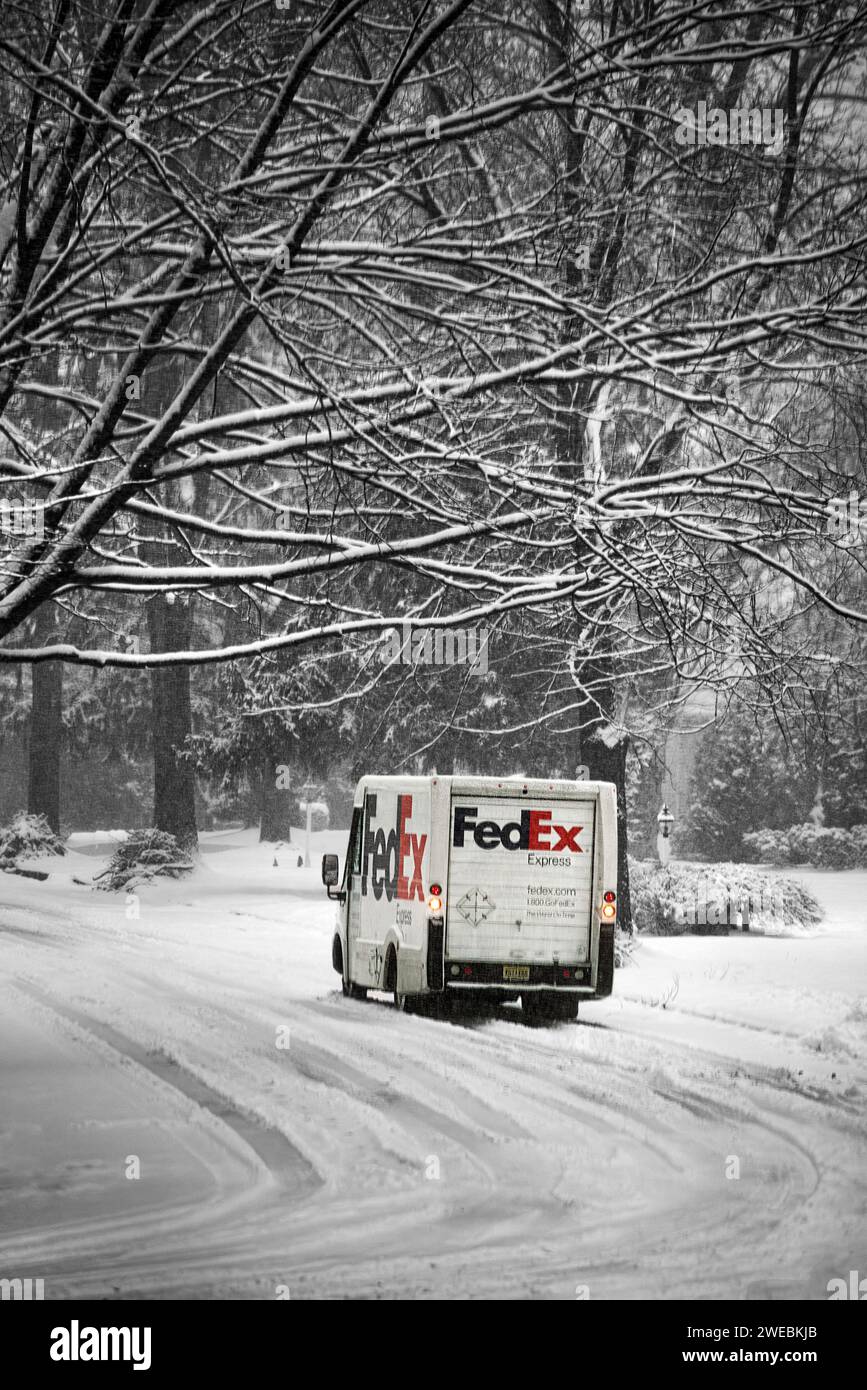 Il camion di consegna FedEx effettua consegne durante una tempesta di neve. Foto Stock