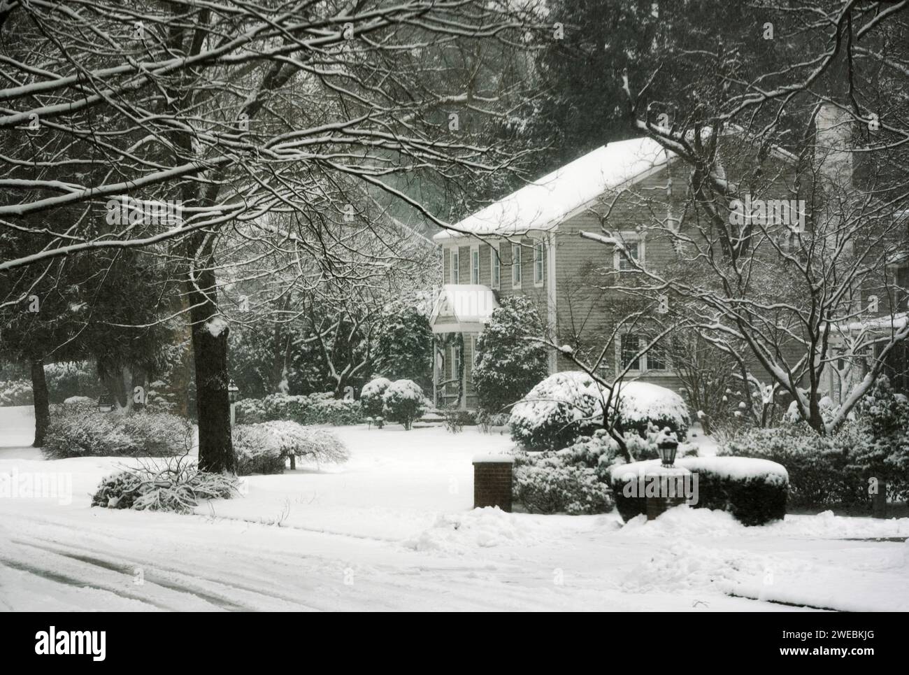 Esterno della casa suburbana durante una tempesta di neve. Foto Stock