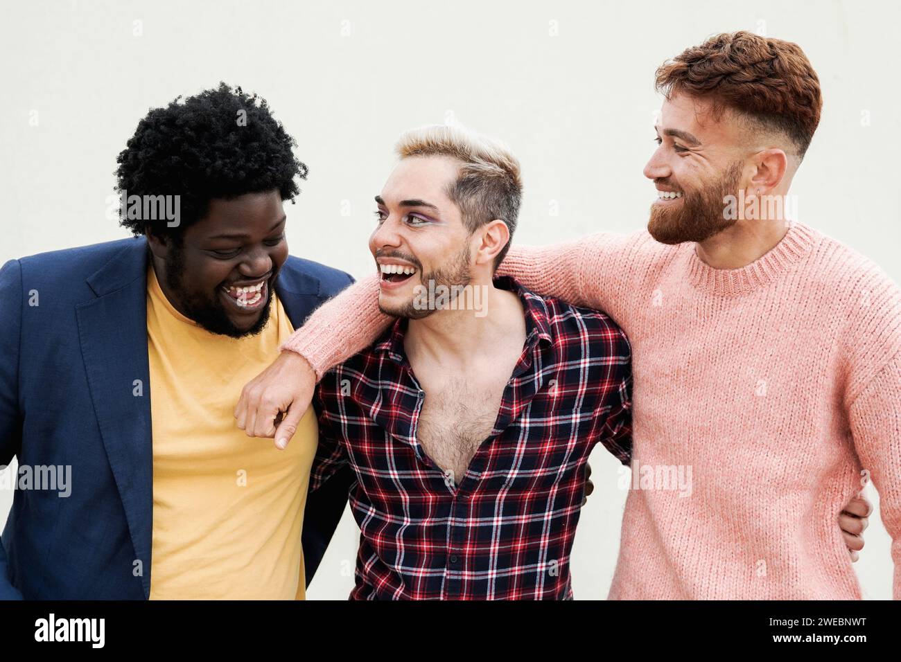 Gruppo di amici alla moda che si divertono insieme. Comunità LGBTQ e concetto di uguaglianza Foto Stock