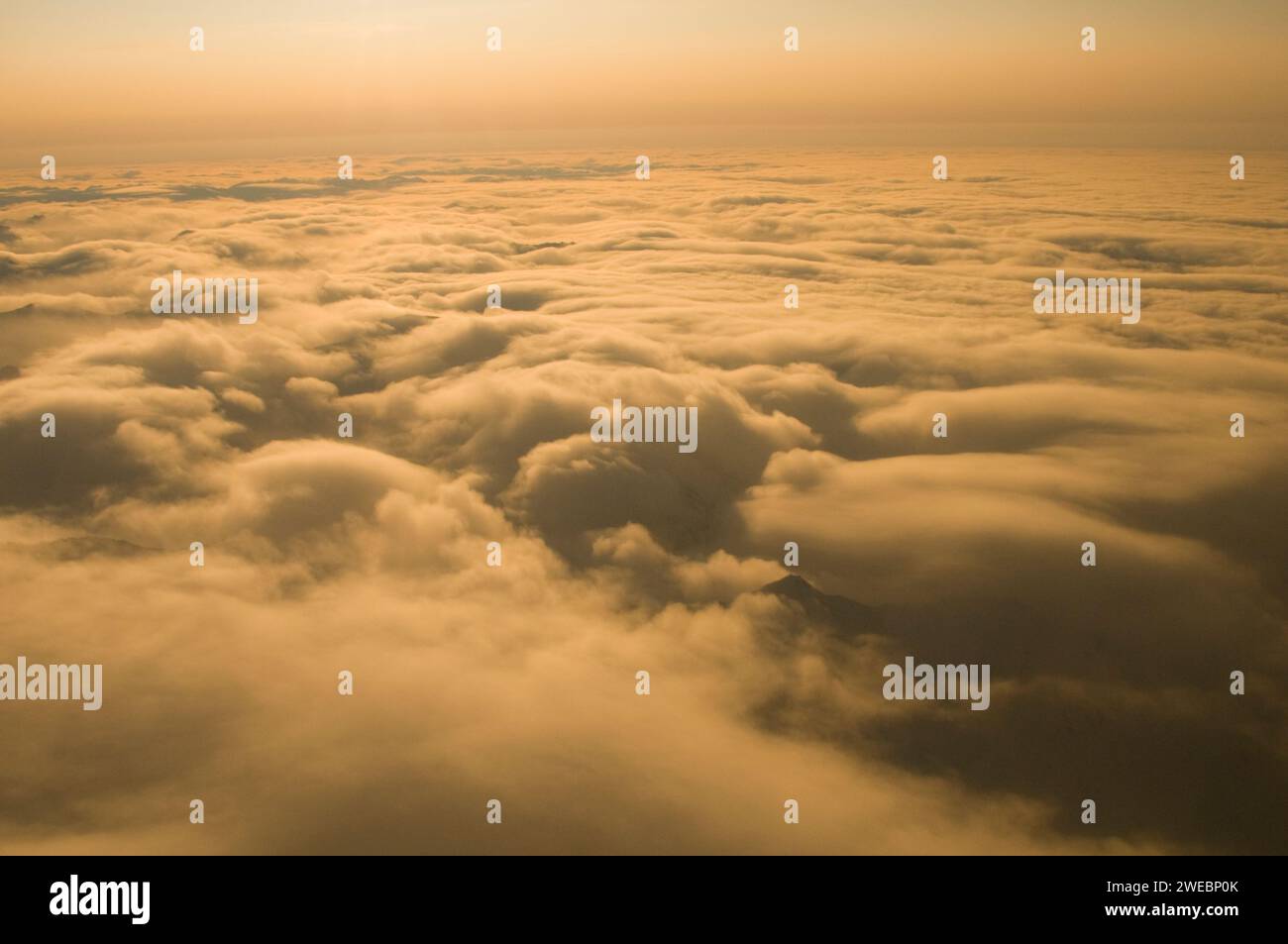 Vista aerea della catena innevata ghiacciata dei ruscelli lungo il tragitto verso il villaggio costiero di Inupiaq di Kaktovik, area 1002 della riserva naturale nazionale artica Foto Stock