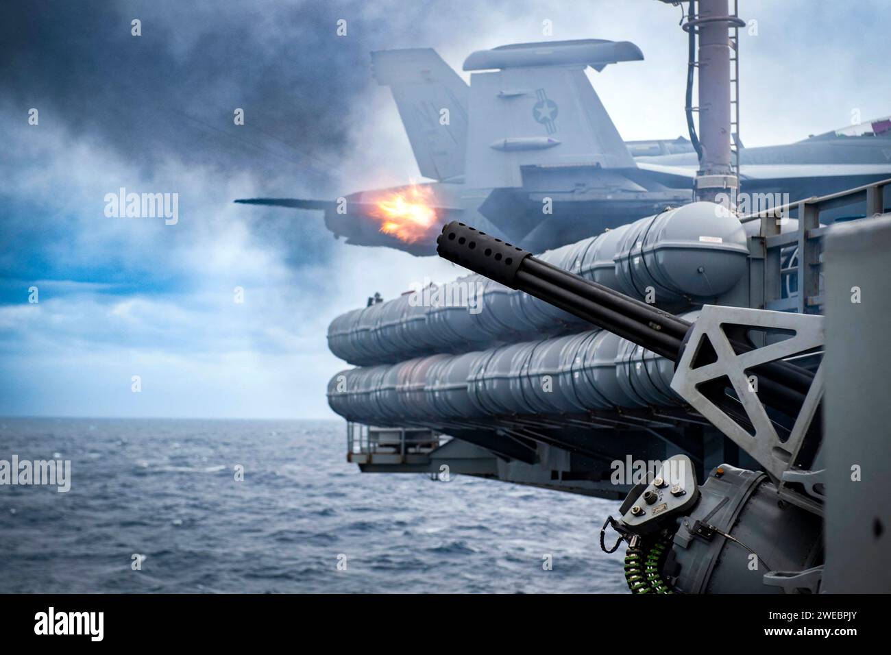 La portaerei della classe Nimitz USS Carl Vinson (CVN 70) spara un sistema d'arma ravvicinato MK 15 Phalanx durante un'esercitazione di fuoco dal vivo. Foto Stock