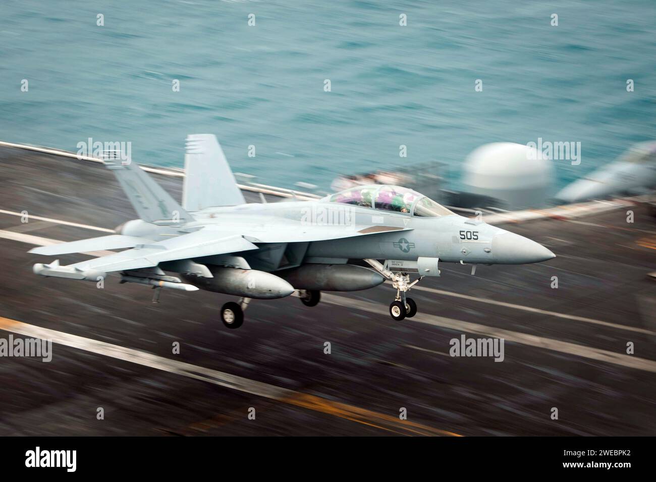 Un EA-18G Growler, assegnato ai "Gauntlets" dell'Electronic Attack Squadron (VAQ) 136, si riprende sul ponte di volo della portaerei classe Nimitz USS Carl Vinson (CVN 70). Foto Stock