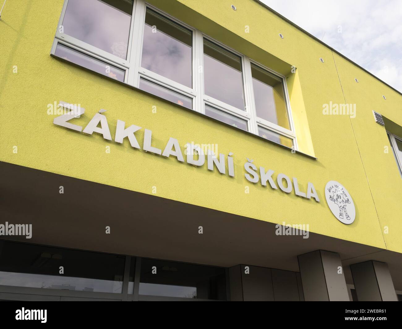 Insegna della scuola elementare (Zakladni skola in lingua ceca) sull'edificio scolastico modernizzato Foto Stock