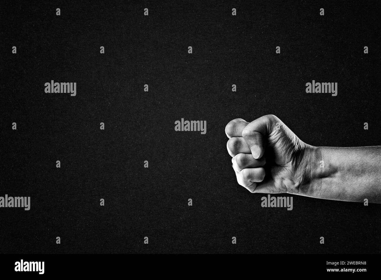 Simbolo mano che dà pugno Bump Gesture Sign in bianco e nero su sfondo carta testurizzata, spazio copia Foto Stock