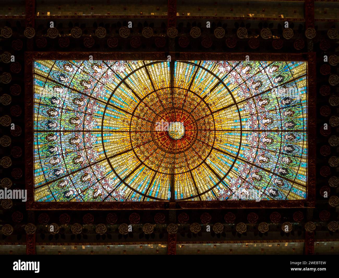 Lucernario in vetro colorato del Palau de la Música Catalana, Barcellona Foto Stock