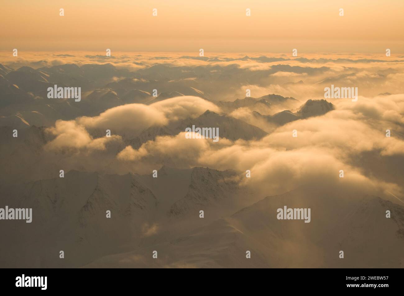 Vista aerea della catena innevata ghiacciata dei ruscelli lungo il tragitto verso il villaggio costiero di Inupiaq di Kaktovik, area 1002 della riserva naturale nazionale artica Foto Stock