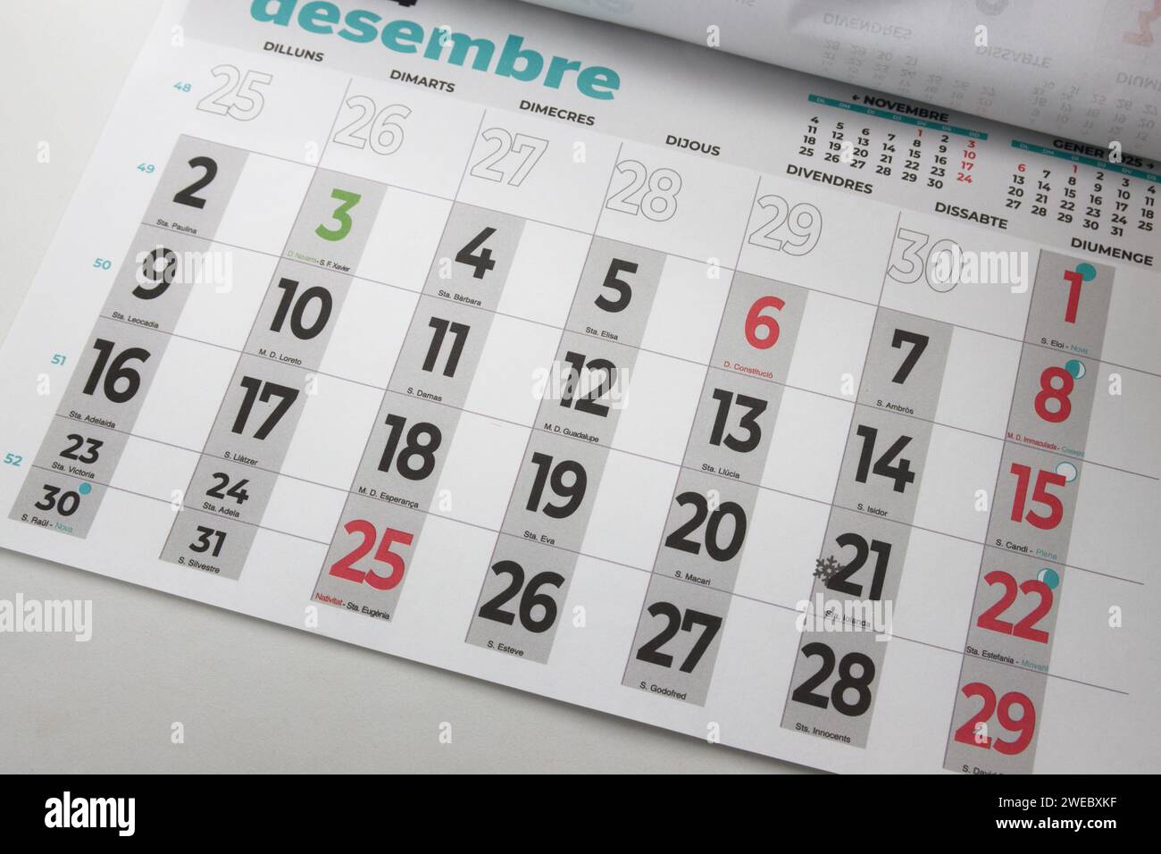 Primo piano di un calendario del mese di gennaio 2024 su un calendario scritto in catalano Foto Stock Primo piano di un calendario del mese di gennaio 2024 su un calendario scritto in catalano Foto Stock