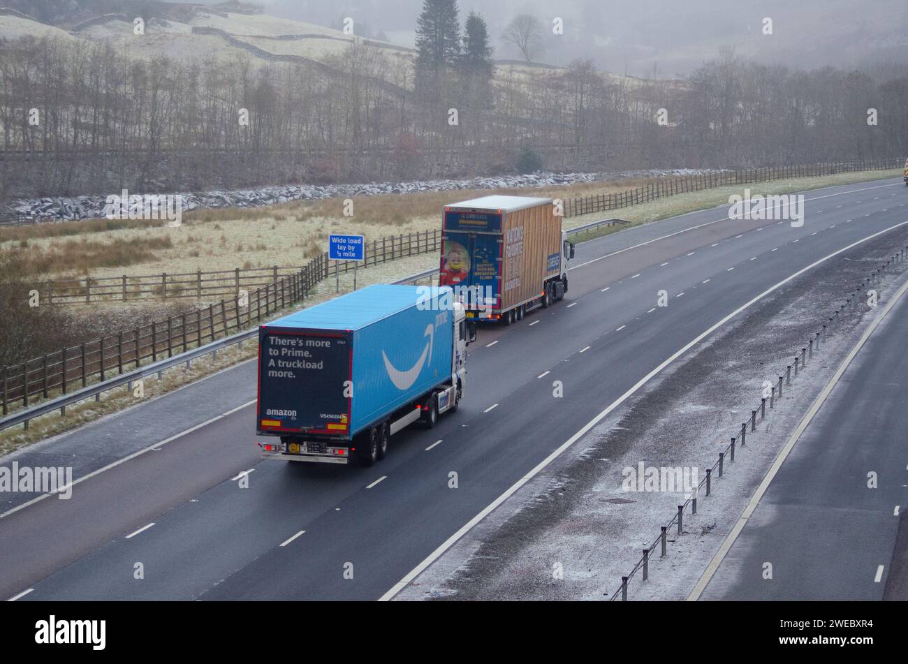 VICINO A MOFFAT, SCOZIA, Regno Unito - 16 gennaio 2024 - traffico sulla M74 vicino a Moffat oggi (lunedì), mentre la neve si muove verso sud spinto da un'esplosione artica che Foto Stock