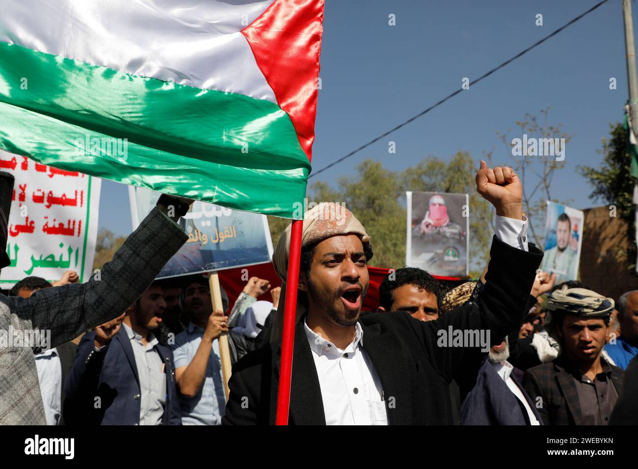 Sanaa, Sanaa, Yemen. 24 gennaio 2024. I manifestanti stazionano bandiere palestinesi durante una manifestazione contro gli attacchi aerei sostenuti condotti dagli Stati Uniti sullo Yemen, e in solidarietà con il popolo palestinese nel corso del conflitto tra Israele e Hamas a Gaza.il portavoce militare Houthi Yahya Saree ha riferito di un confronto tra le loro forze e diversi cacciatorpediniere e navi da guerra americani nel Golfo di Aden e Bab al-Mandab oggi. Le navi americane erano a guardia di due navi commerciali, e durante lo scontro, una delle navi americane fu colpita. Di conseguenza, le due navi mercantili americane furono obbligate Foto Stock