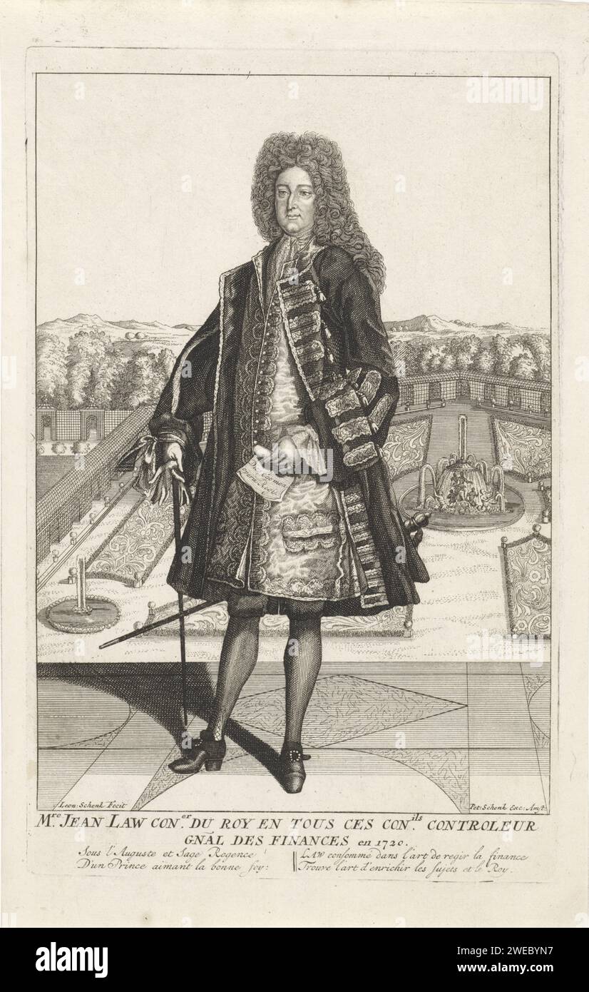 Ritratto di John Law, Leonard Schenk, stampa del 1720 Ritratto dell'economista scozzese John Law. Nella mano destra ha un bastoncino e nella mano sinistra un sacco di carta con un testo a riga singola dal Salmo 45.2. Dietro di lui una parte dei giardini di Versailles. Sotto il ritratto il nome e la funzione della persona ritratta e un poema spot francese a quattro righe. Carta di Amsterdam che incide personaggi storici. Giardino francese o architettonico; giardino formale Versailles Foto Stock