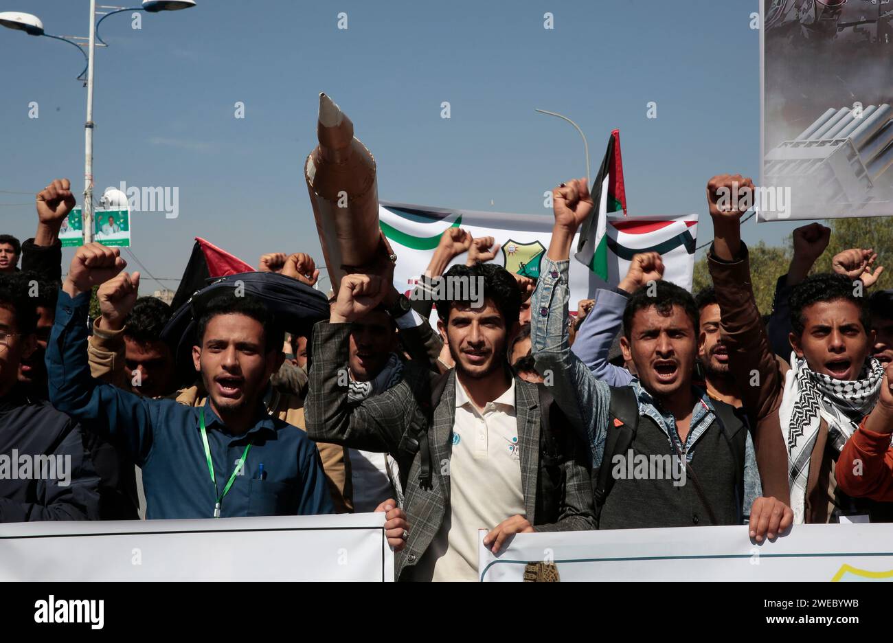 Sanaa, Sanaa, Yemen. 24 gennaio 2024. I manifestanti trattengono un finto missile mentre partecipano a una manifestazione organizzata contro gli attacchi aerei sostenuti condotti dagli Stati Uniti sullo Yemen, e in solidarietà con i palestinesi a Sana'a, Yemen. il portavoce militare Houthi Yahya Saree ha riportato un confronto tra le loro forze e diversi cacciatorpediniere e navi da guerra americani nel Golfo di Aden e Bab al-Mandab oggi. Le navi americane erano a guardia di due navi commerciali, e durante lo scontro, una delle navi americane fu colpita. Di conseguenza, le due navi mercantili americane furono costrette a ritirarsi e tornare indietro Foto Stock